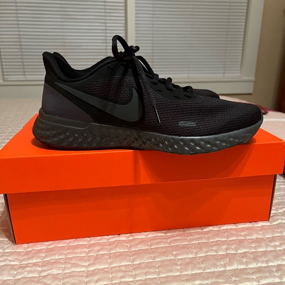 Nike Shoes - NWT Women’s Nike Running Shoes - Size 9.5